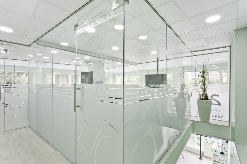 Equipo de Ingenious mostrando tecnología y servicio